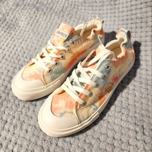Low Top Women Sneakers